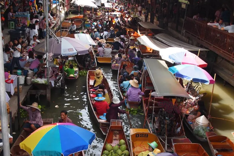 Boats selling produce at Damnoen Saduak Floating Market near Bangkok