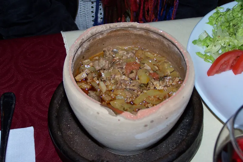 A testi kebabı clay pot broken open at the table