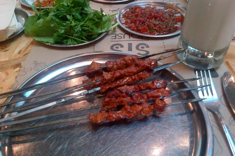 Çöp şiş — small cubes of lamb on wooden skewers