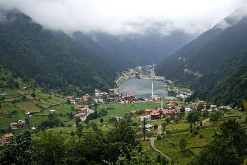 The lake and village of Uzungöl in its wooded valley