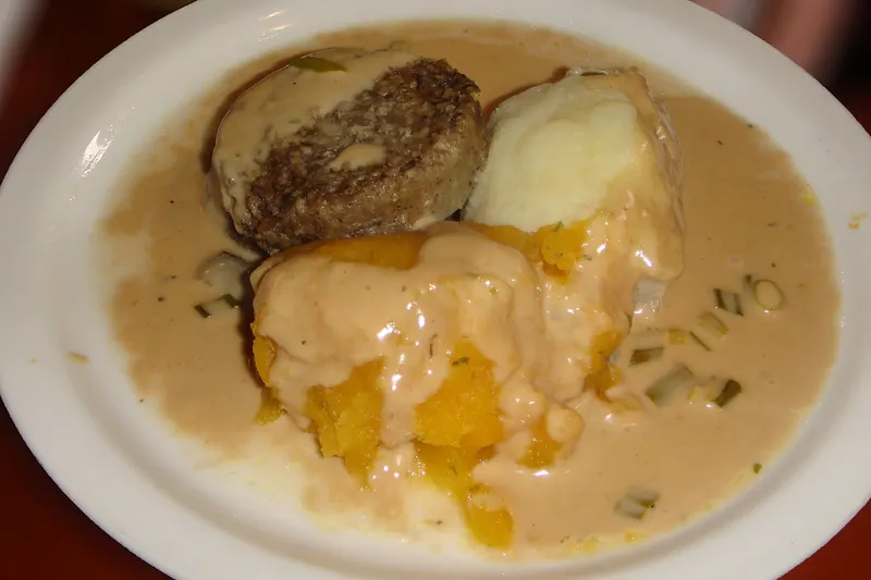 A plate of haggis, neeps and tatties at an Edinburgh pub