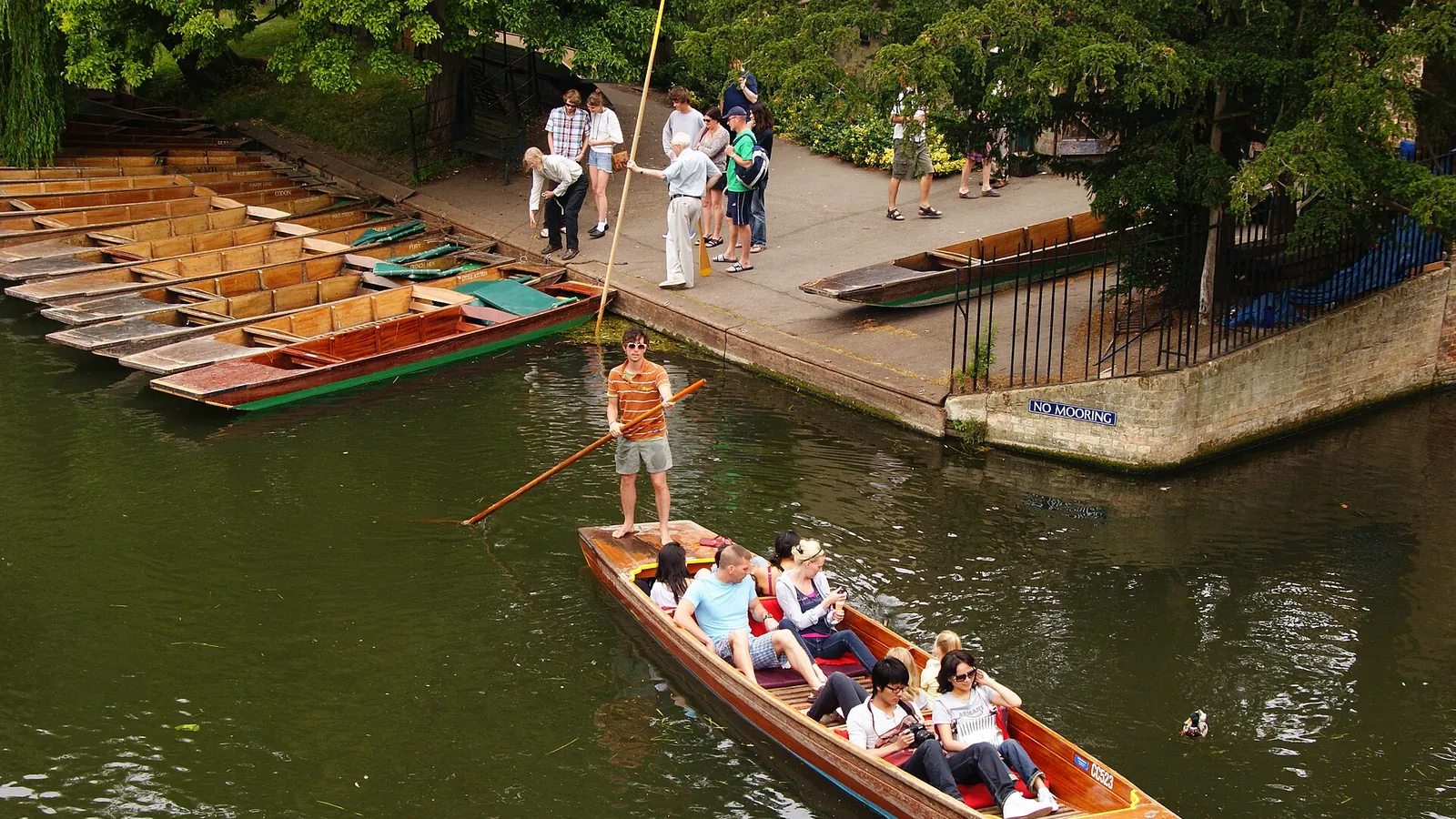 Punts on the River Cam passing beneath the colleges of Cambridge