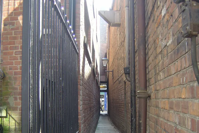 A narrow medieval snickelway alley in York