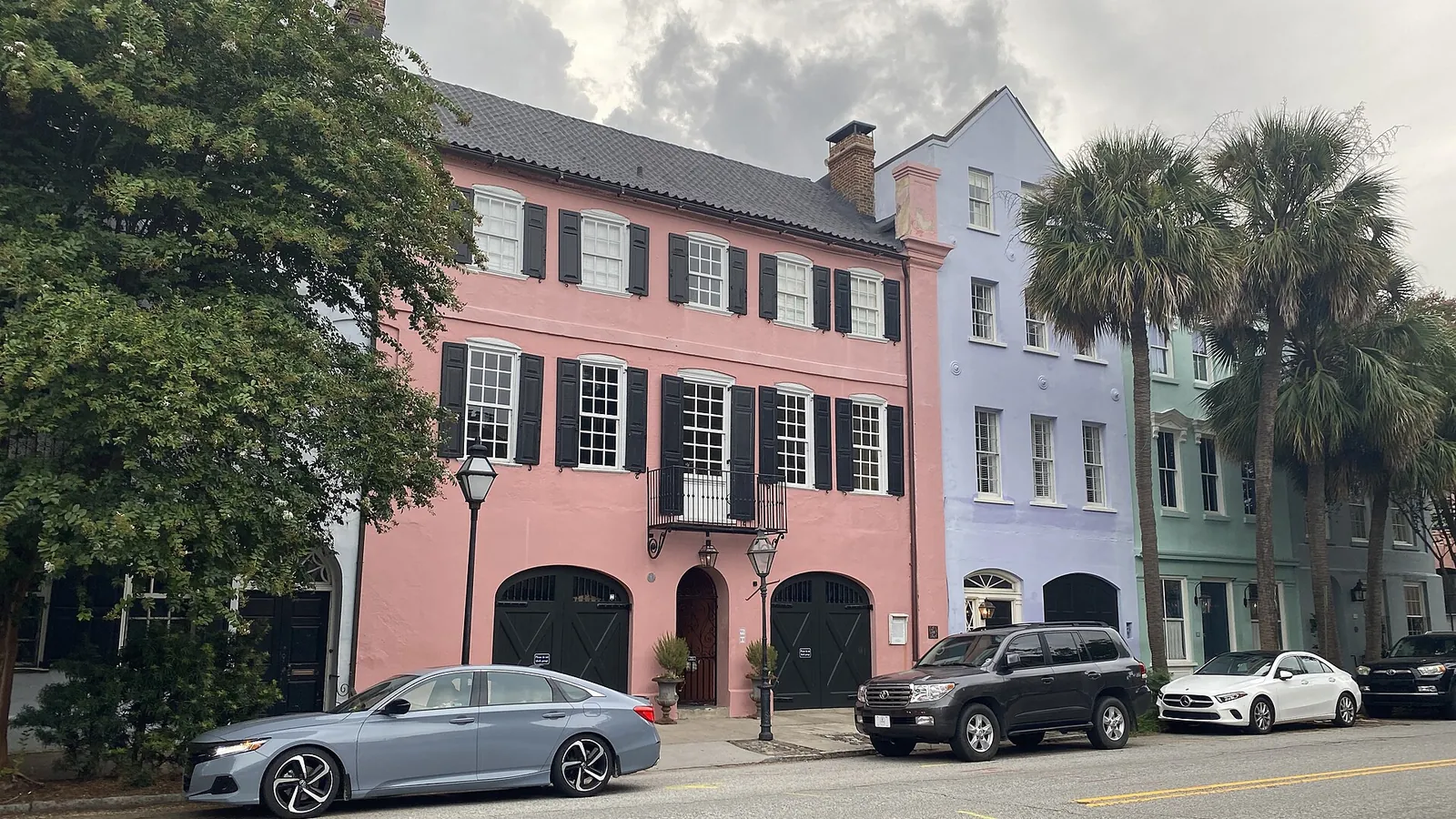 The pastel-painted Georgian houses of Rainbow Row in Charleston