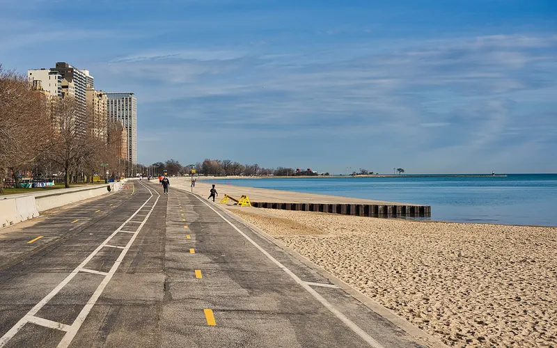 The lakefront trail beside Oak Street Beach