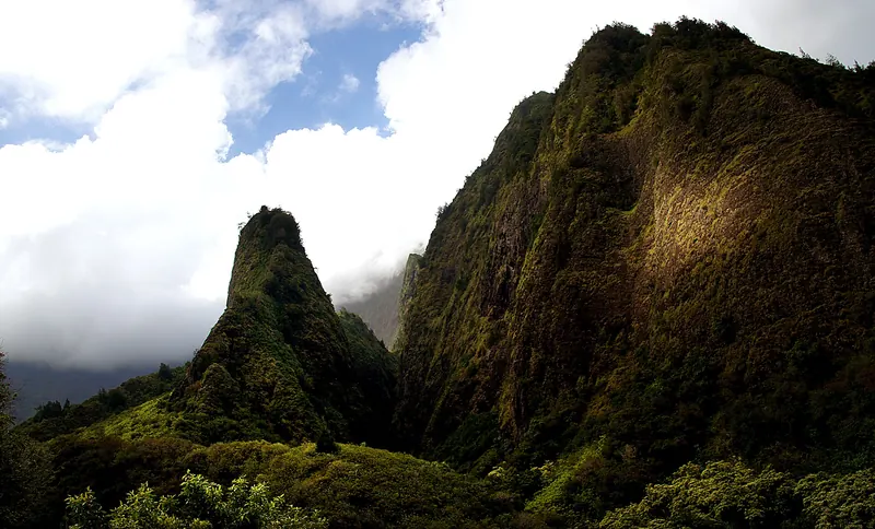 The green ridges of 'Īao Valley